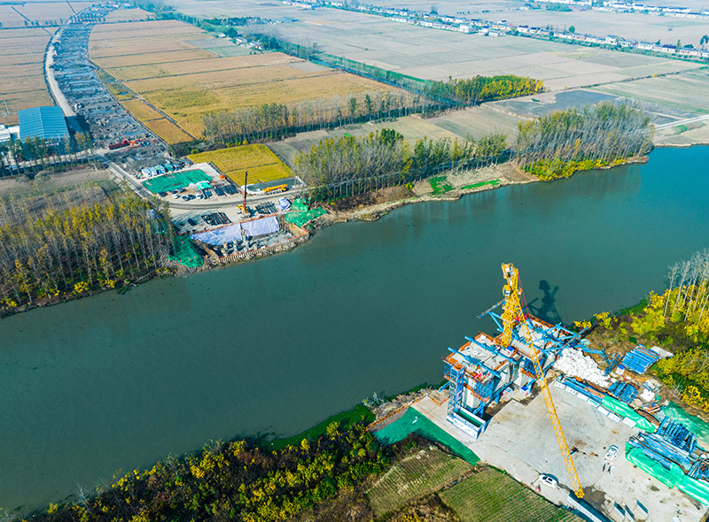 3、跨通榆河特大橋東主墩下部結(jié)構(gòu)施工結(jié)束，并完成制箱梁節(jié)段2個；西主墩樁基全部完成，即將開始承臺施工.jpg