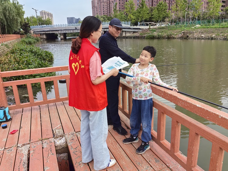 7月19日，三分公司黨支部組織黨員志愿者走進金水灣社區(qū)開展以“志愿服務(wù)進社區(qū)  護河愛水齊參與”為主題的環(huán)境保護志愿服務(wù)活動，用實際行動幫助社區(qū)做好轄區(qū)內(nèi)河道的環(huán)境衛(wèi)生整治工作。4.jpg