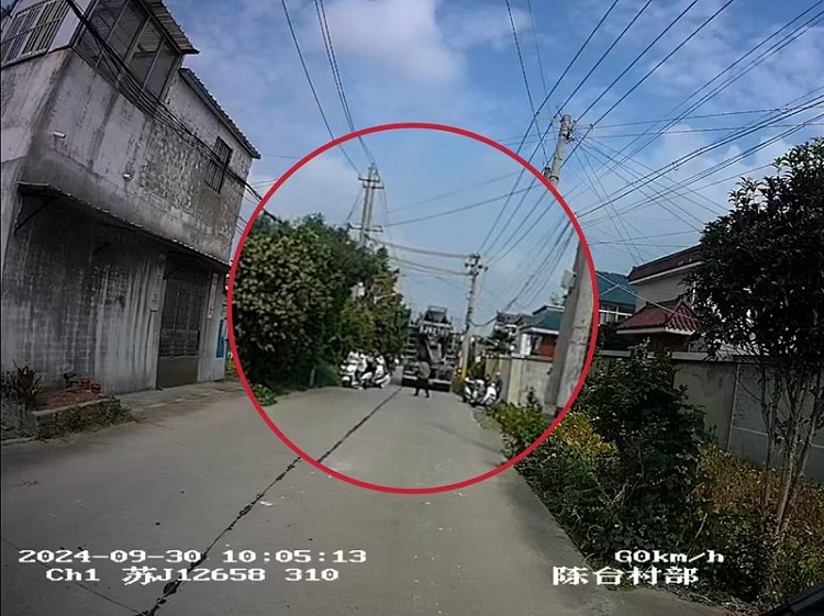 沈剛在旁守護傷者.jpg