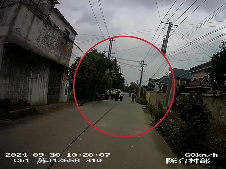 警車抵達現(xiàn)場.jpg