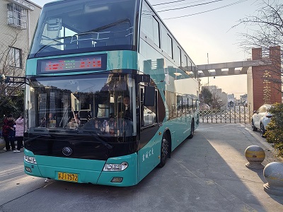 車輛放學后?？吭谟镭S實驗學校門口.jpg
